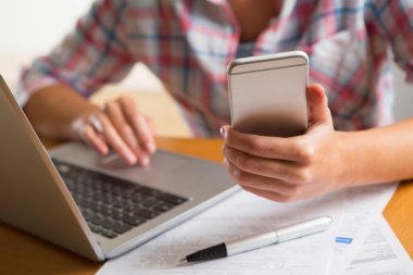 Kadının satır bankacılık ve Finans evde yapması