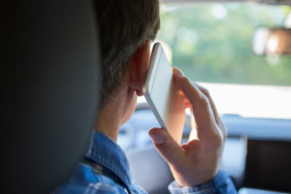 Hombre en coche hablando en el teléfono móvil mientras conduce — Foto de Stock