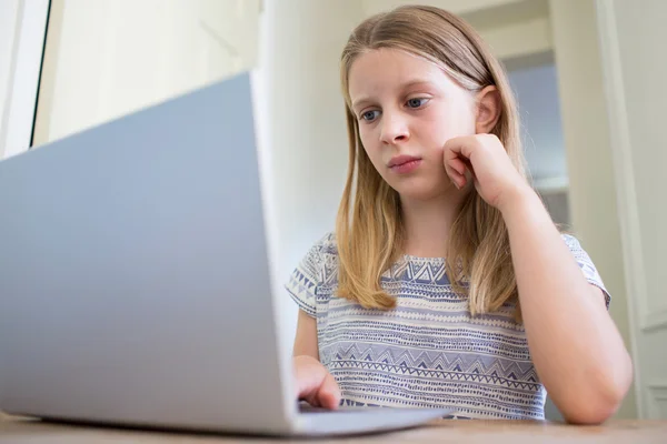 Jovem preocupada com bullying on-line — Fotografia de Stock