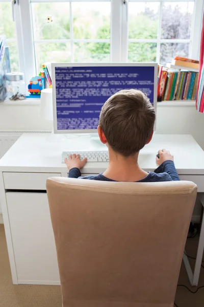 Adolescent garçon dans chambre écriture code informatique — Photo