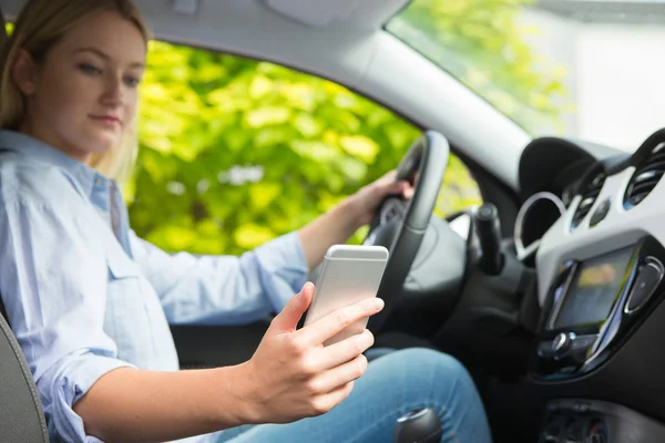 Γυναίκα στο αυτοκίνητο γραπτών μηνυμάτων στο κινητό τηλέφωνο κατά την οδήγηση — Φωτογραφία Αρχείου