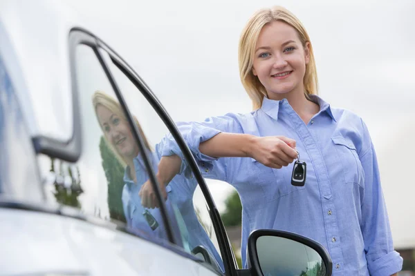 Araç yanında araba anahtarları tutan genç kadın sürücü — Stok fotoğraf