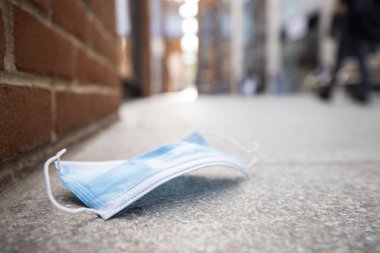 Ünlü Maske Sağlık Salgını sırasında Alışveriş Merkezi 'nde Çöp Olarak Yere Atıldı