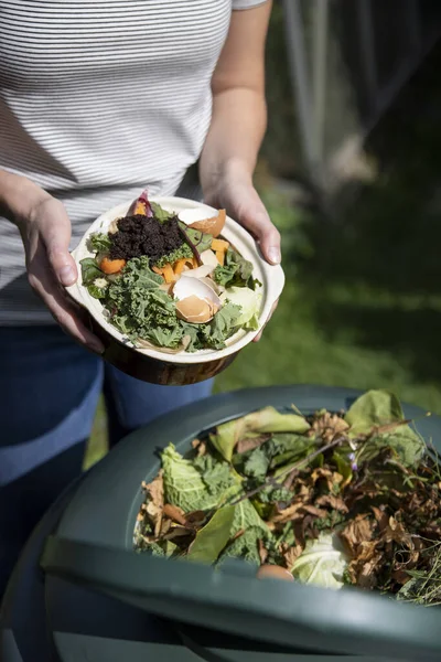 Primer Plano Mujer Vaciando Residuos Comida Jardín Compostador Casa — Foto de Stock