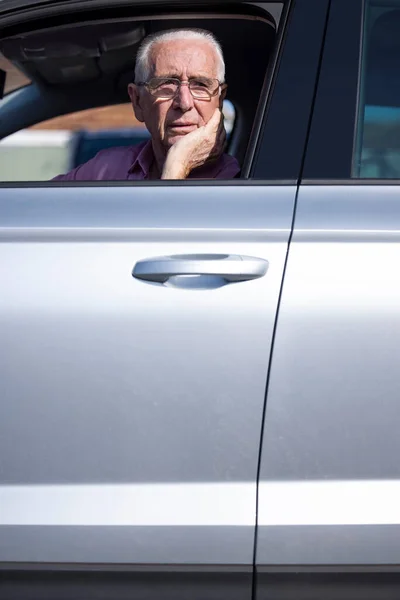 Starost Senior Muž Řidič Dívá Ven Okna Auta — Stock fotografie