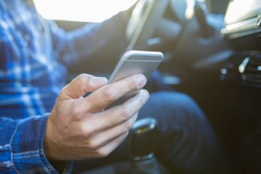 Araba kullanırken cep telefonuyla mesajlaşan adamı kapat.