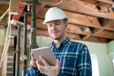 Evin İçindeki Mimar Dijital Tablet Kullanılarak Yeniletiliyor