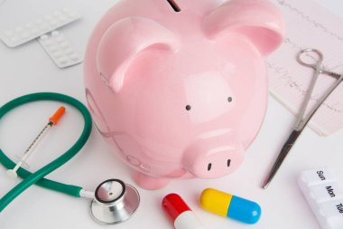 Domuzcuk Kumbarası ve Sağlık Malzemeleri ile Resmi Görüntüle