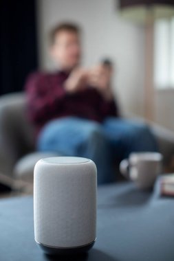 Man Streaming Music ya da Podcast Evden Akıllı Hoparlöre