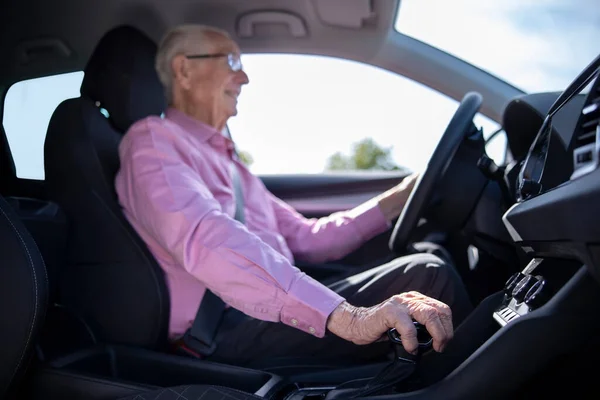 Innenaufnahme Eines Lächelnden Seniors Der Das Autofahren Mit Der Hand — Stockfoto