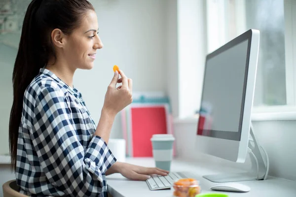 Trabajadora Oficina Comiendo Bocadillo Saludable Fruta Albaricoque Seca — Foto de Stock