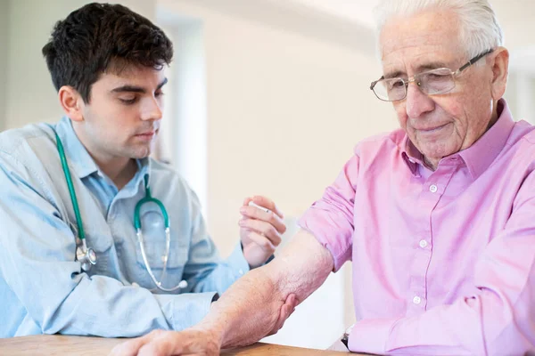 Αρσενικός Γιατρός Δίνοντας Senior Man Ενέσιμο Εμβόλιο Στο Χέρι Σύριγγα — Φωτογραφία Αρχείου