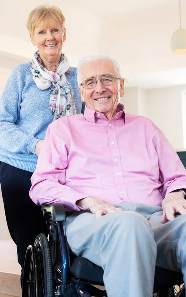 Retrato Casal Sênior Com Marido Cadeira Rodas Casa — Fotografia de Stock