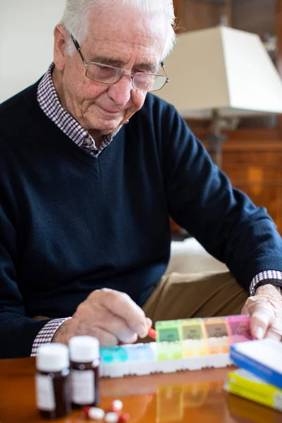Senior Man Hemma Organisera Medicinering Piller Dispenser — Stockfoto