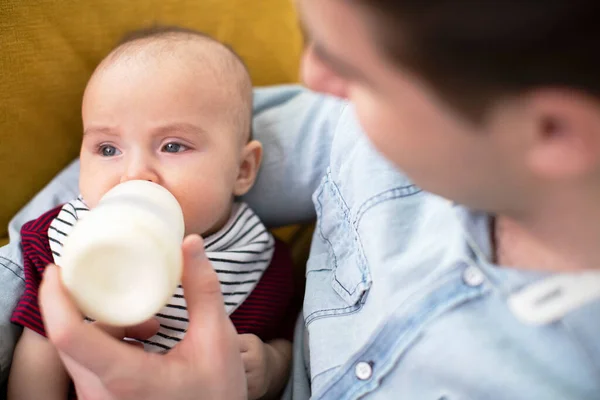 Primer Plano Amando Alimentar Bebé Hijo Con Biberón Casa — Foto de Stock