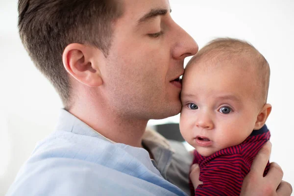 Primer Plano Amar Padre Acurrucamiento Besos Bebé Hijo Casa — Foto de Stock