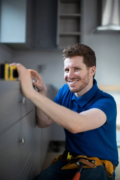 Retrato Carpintero Instalación Lujo Moderna Cocina Equipada — Foto de Stock