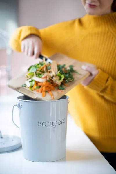 Primer Plano Mujer Haciendo Compost Sobras Verduras Cocina — Foto de Stock