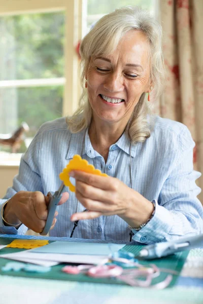 Ηλικιωμένη Γυναίκα Που Κάνει Scrapbooking Κάνοντας Χαιρετισμούς Κάρτα Στο Σπίτι — Φωτογραφία Αρχείου