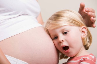 Hamile Annelerin Midesini Dinleyen Heyecanlı Genç Kız 