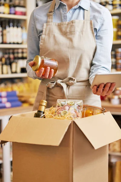 Nahaufnahme Einer Inhaberin Eines Feinkostgeschäfts Mit Digitalem Tablet Zur Vorbereitung — Stockfoto