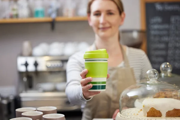 Femeie Din Cafenea Care Servește Cafea Într Ceașcă Reutilizabilă Durabilă — Fotografie, imagine de stoc