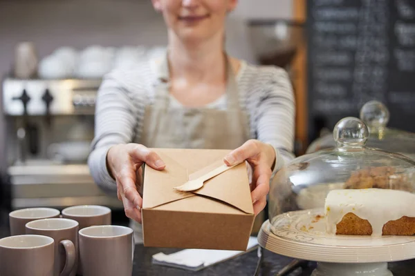 Close Female Worker Cafe Serving Meal Sustainable Recyclable Packaging Wooden — Stock fotografie