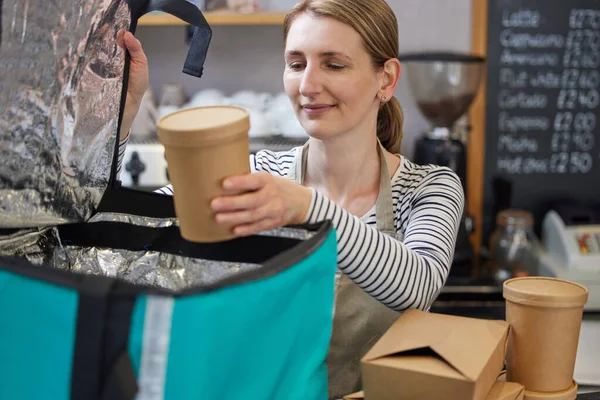 Restaurantangestellte Packt Isolierte Tasche Für Essen Zum Mitnehmen Lieferung Nach — Stockfoto