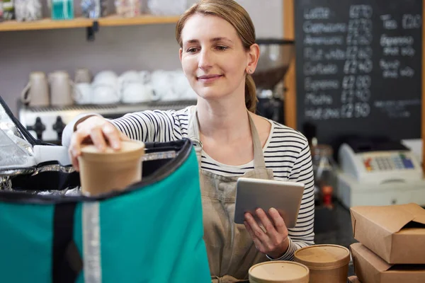 Femeie Restaurant Lucrător Tabletă Digitală Ambalare Sac Izolat Pentru Takeaway — Fotografie, imagine de stoc