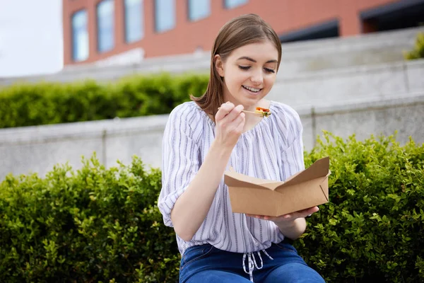 Žena Jíst Zdravý Vegan Nebo Vegetariánské Jídlo Recyklovatelné Obaly Dřevěnou — Stock fotografie