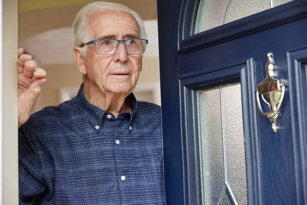 Ansioso Uomo Anziano Casa Guardando Fuori Dalla Porta Ingresso — Foto Stock