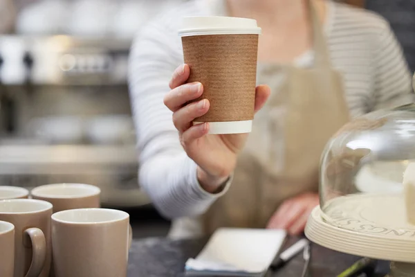 Primer Plano Trabajadora Café Sirviendo Café Taza Papel Sostenible — Foto de Stock