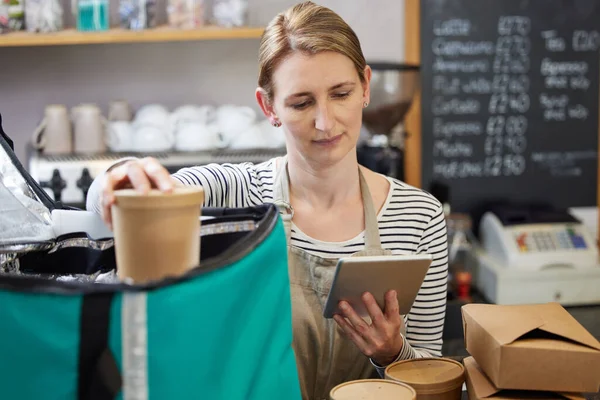 Restaurantangestellte Mit Digitaler Tablet Verpackung Isolierte Tasche Für Essen Zum — Stockfoto