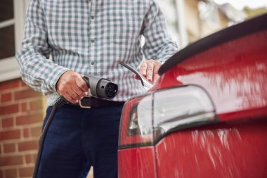 Evdeki Çevre dostu Sıfır Emisyonlu Elektrikli Araca Yükleme Kablosu