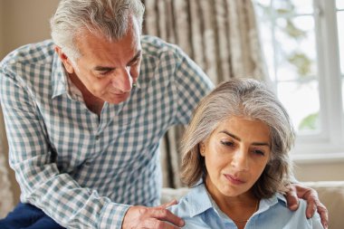 Olgun Adam Kadını Evde Depresyonla Rahatlatıyor