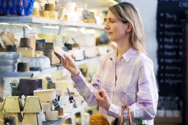 Kadın Müşteri Dükkanından Yerel Peynir Alıyor