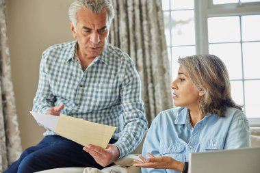 Evdeki Olgun Çift, Yurt İçi Mali İşler Hakkında Tartışıyor