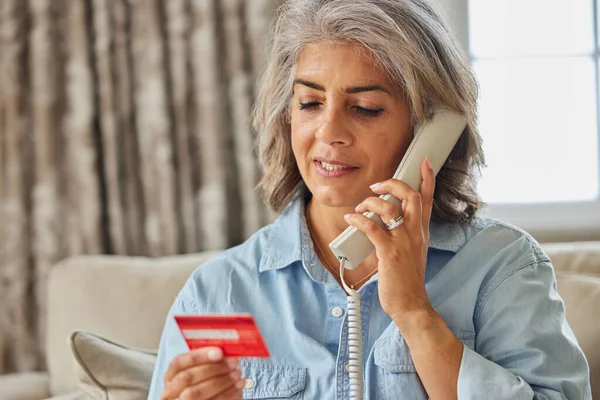 Dojrzała Kobieta Domu Podając Szczegóły Karty Kredytowej Telefonie — Zdjęcie stockowe