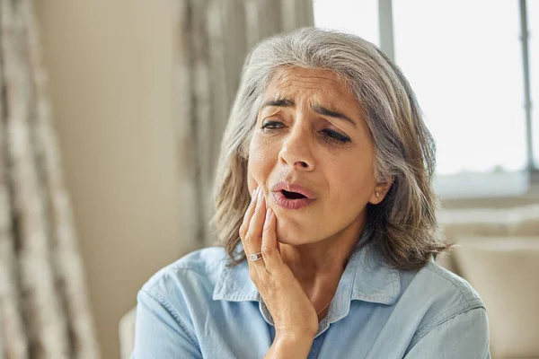 Donna Matura Casa Che Soffre Dolore Con Mal Denti — Foto Stock