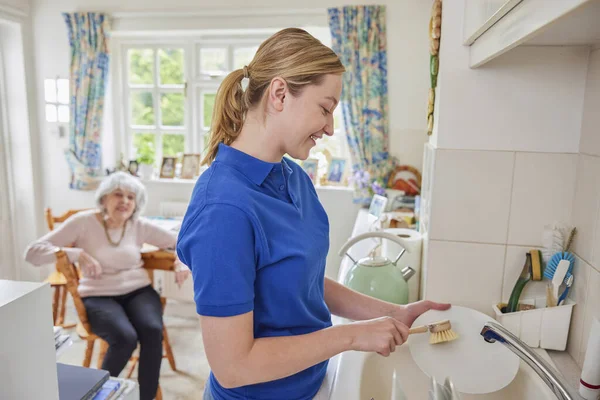 Γυναίκα Αρχική Σελίδα Βοήθεια Καθαρισμός Σπίτι Κάνει Πλύσιμο Στην Κουζίνα — Φωτογραφία Αρχείου