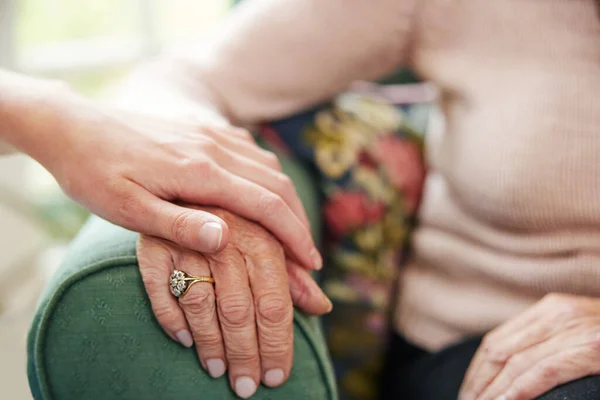 Gros Plan Des Mains Avec Jeune Femme Réconfortante Senior Femelle — Photo