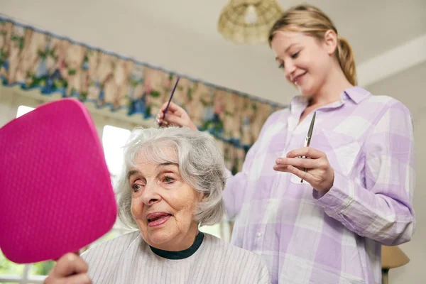 Peluquería Móvil Femenina Cortar Pelo Las Mujeres Mayores Casa —  Fotos de Stock