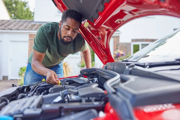 Homem Que Trabalha Sob Capa Que Verifica Nível Óleo Motor — Fotografia de Stock