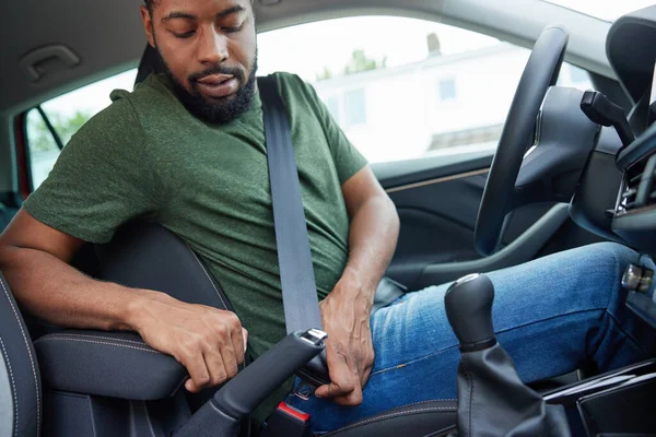 Männlicher Fahrer Schnallt Sich Vor Reiseantritt Auto — Stockfoto