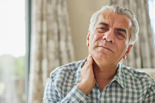 Volwassen Man Thuis Lijden Aan Spierpijn Pijn Nek — Stockfoto