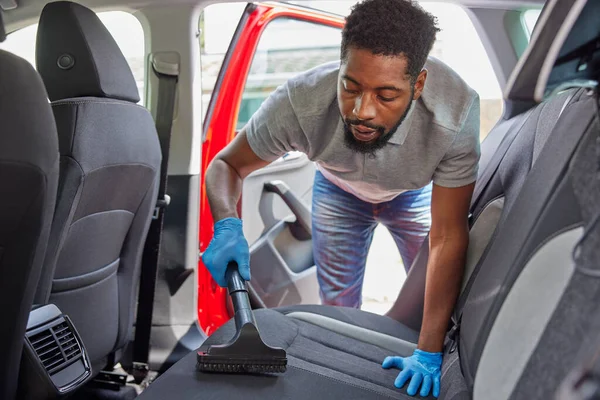 Man Hoovering Cleaning Rear Seats Car Car Valet — Stock Photo, Image