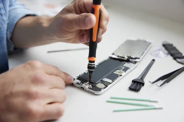 Primer Plano Del Hombre Tratando Arreglar Teléfono Móvil Lugar Comprar — Foto de Stock