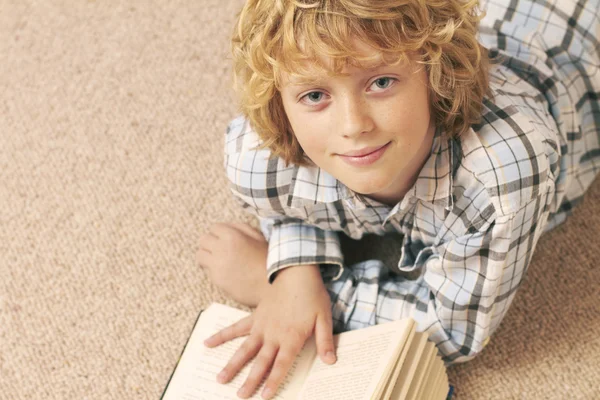 Мальчик читает книгу в школе — стоковое фото