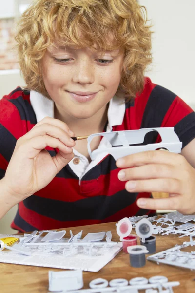 Jongen schilderij Modelauto thuis — Stockfoto