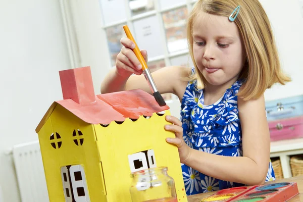 Joven chica pintura casa interior — Foto de Stock